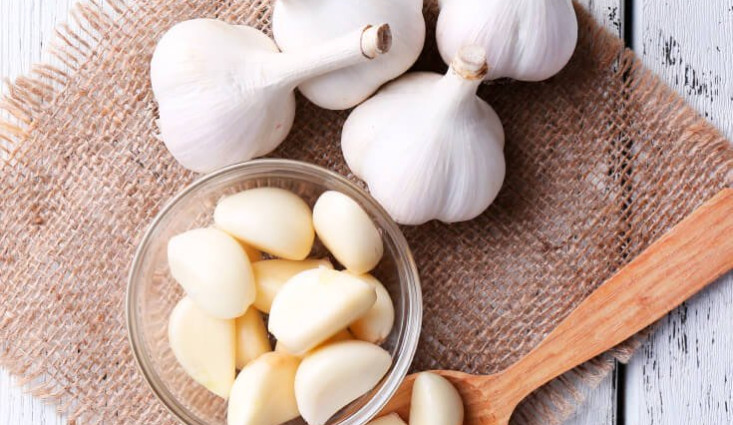 طريقة تطويل الشعر بالثوم بأفضل الوصفات