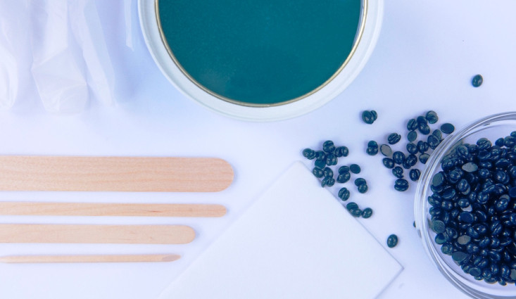 الشمع الازرق لازالة الشعر | تعرفي على مميزاته و سعره