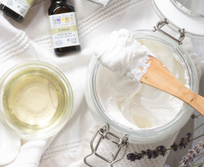 كيف أصنع كريم طبيعي لتفتيح البشرة بنفسي ؟ كيف أصنع كريم طبيعي لتفتيح البشرة بنفسي ؟