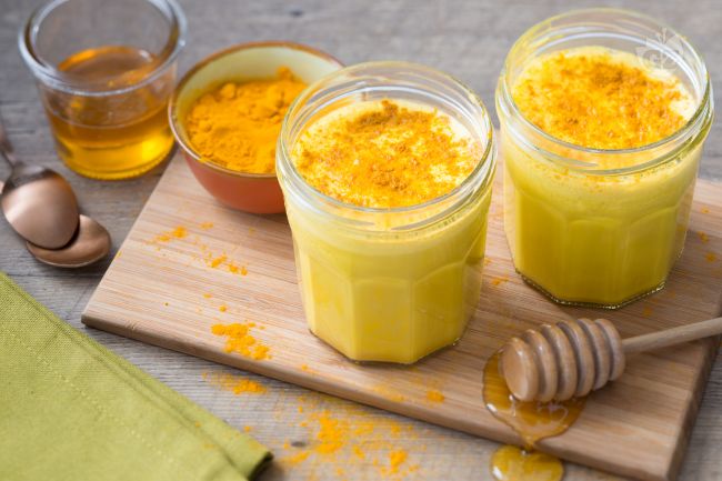 ماسكات البشرة الدهنية الطبيعية Latte-curcuma